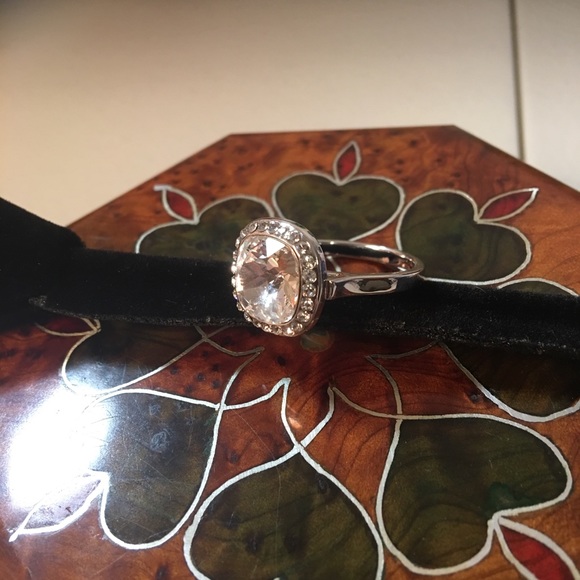 Stunning cushion cut clear ring - Picture 4 of 6
